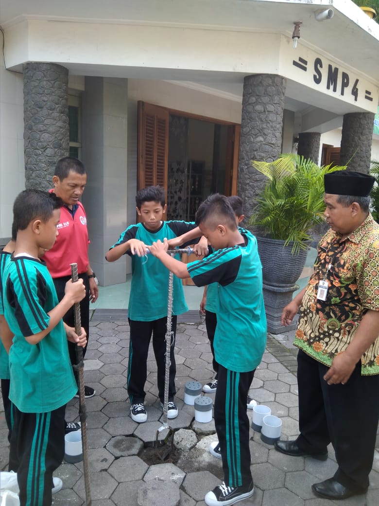 Foto Kegiatan Adiwiyata SMP Negeri 4 Surakarta Pembuatan Biopori