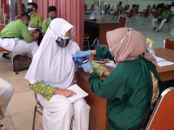 Sukses! Vaksinasi Siswa SMP Negeri 4 Surakarta Tahap Pertama