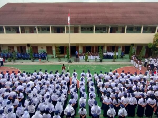 Guru, Karyawan dan Siswa SMP Negeri 4 Surakarta Melaksanakan Upacara Peringatan Hari Kesaktian Pancasila