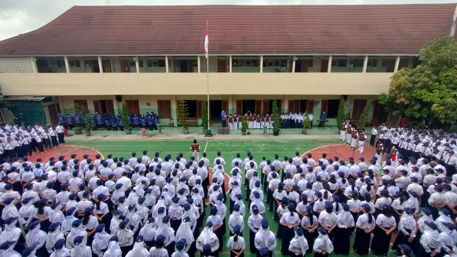 Guru, Karyawan dan Siswa SMP Negeri 4 Surakarta Melaksanakan Upacara Peringatan Hari Kesaktian Pancasila