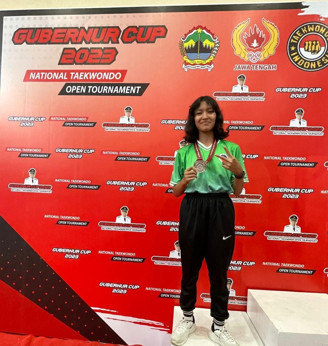 Najwa Hudzaifah Arnida Janitra Meraih Medai Perak dalam Gubernur Cup Taekwondo 2023