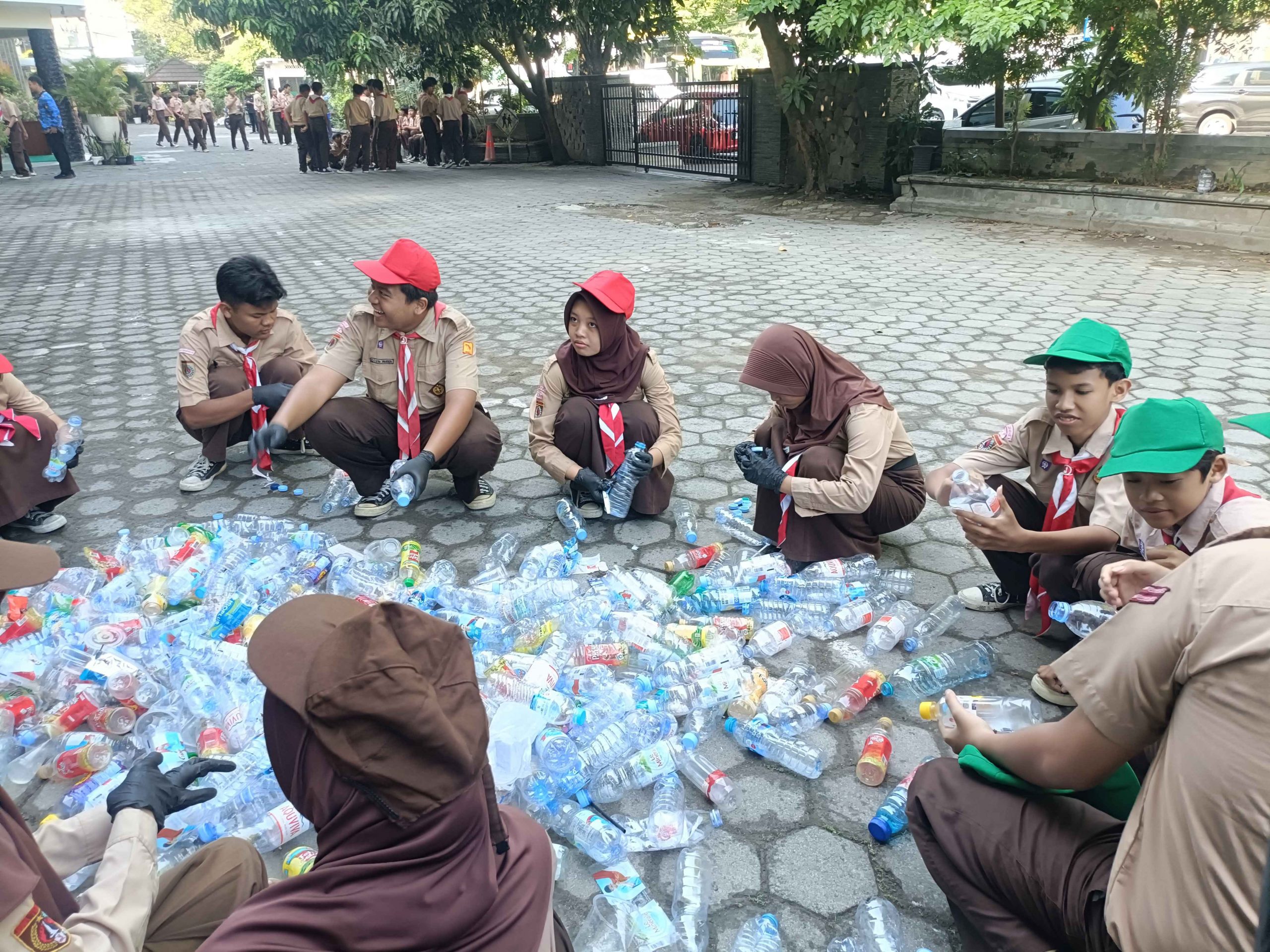 Jumat Adiwiyata SMP Negeri 4 Kota Surakarta: Wujud Nyata Peduli Lingkungan Jumat Adiwiyata SMP Negeri 4 Kota Surakarta: Wujud Nyata Peduli Lingkungan