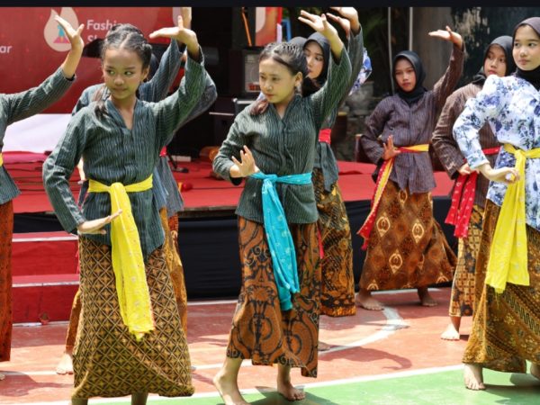 Kegiatan Kokurikuler HUT ke-76 SMP Negeri 4 Kota Surakarta dengan tema AGNI TEJAS PRABASVARA.