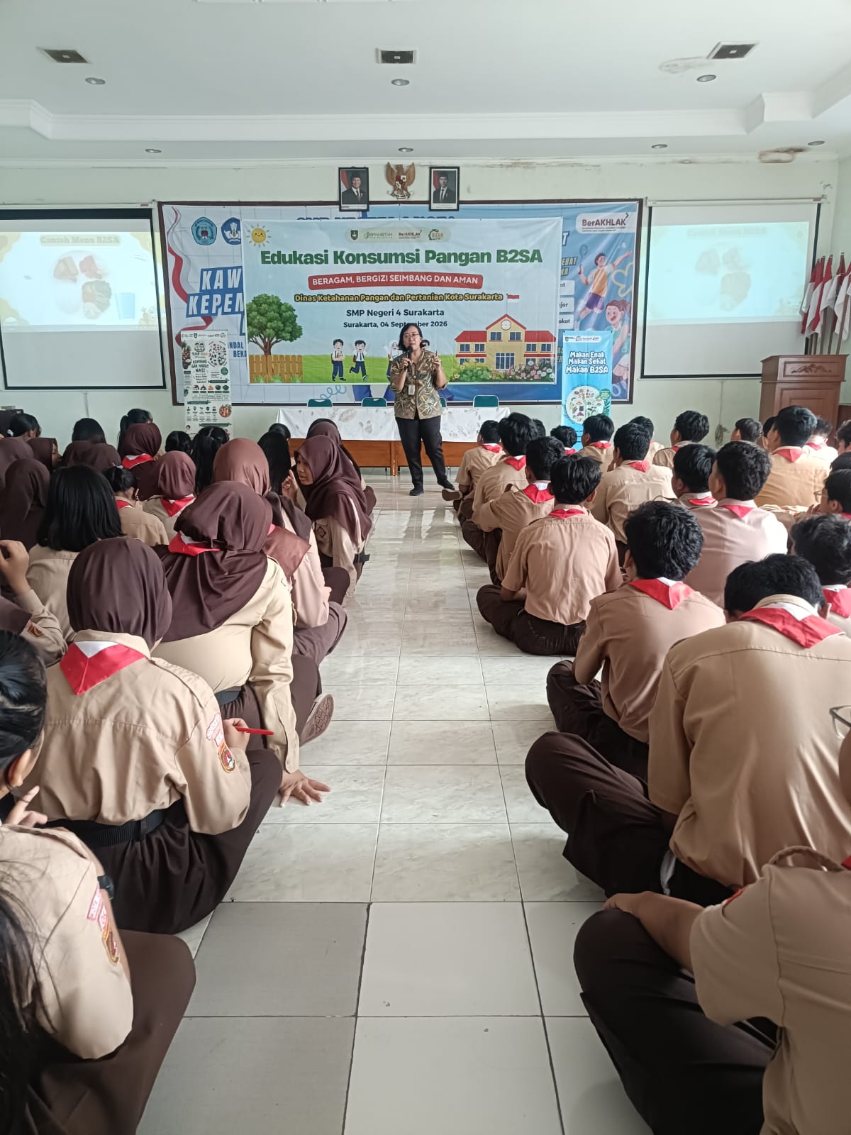 SAE MAS: Sosialisasi dan Edukasi Makan Sehat Anak Sekolah di SMP Negeri 4 Kota Surakarta SAE MAS: Sosialisasi dan Edukasi Makan Sehat Anak Sekolah di SMP Negeri 4 Kota Surakarta