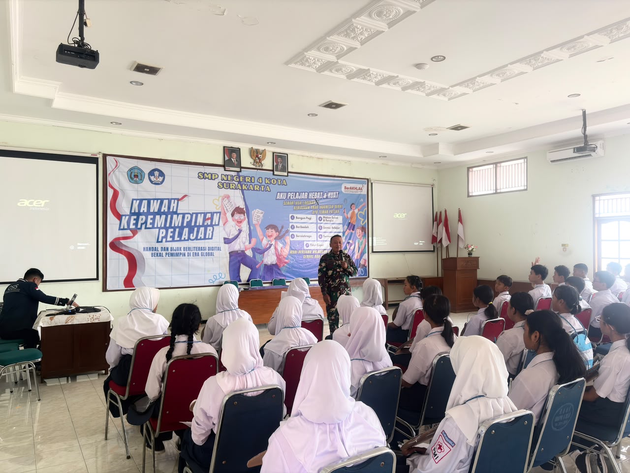 LDKS OSIS SMP Negeri 4 Surakarta: Membangun Pemimpin Muda yang Berkarakter LDKS OSIS SMP Negeri 4 Surakarta: Membangun Pemimpin Muda yang Berkarakter